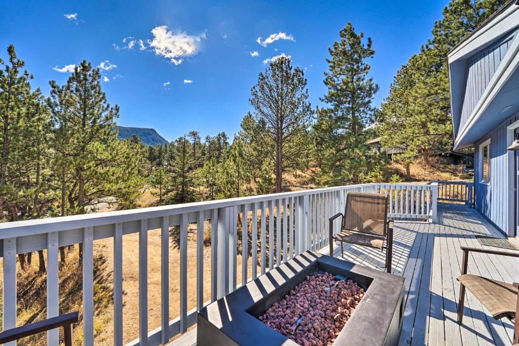 Luxe Updated Home with Grill and Views - 4 Mi to RMNP - image 4